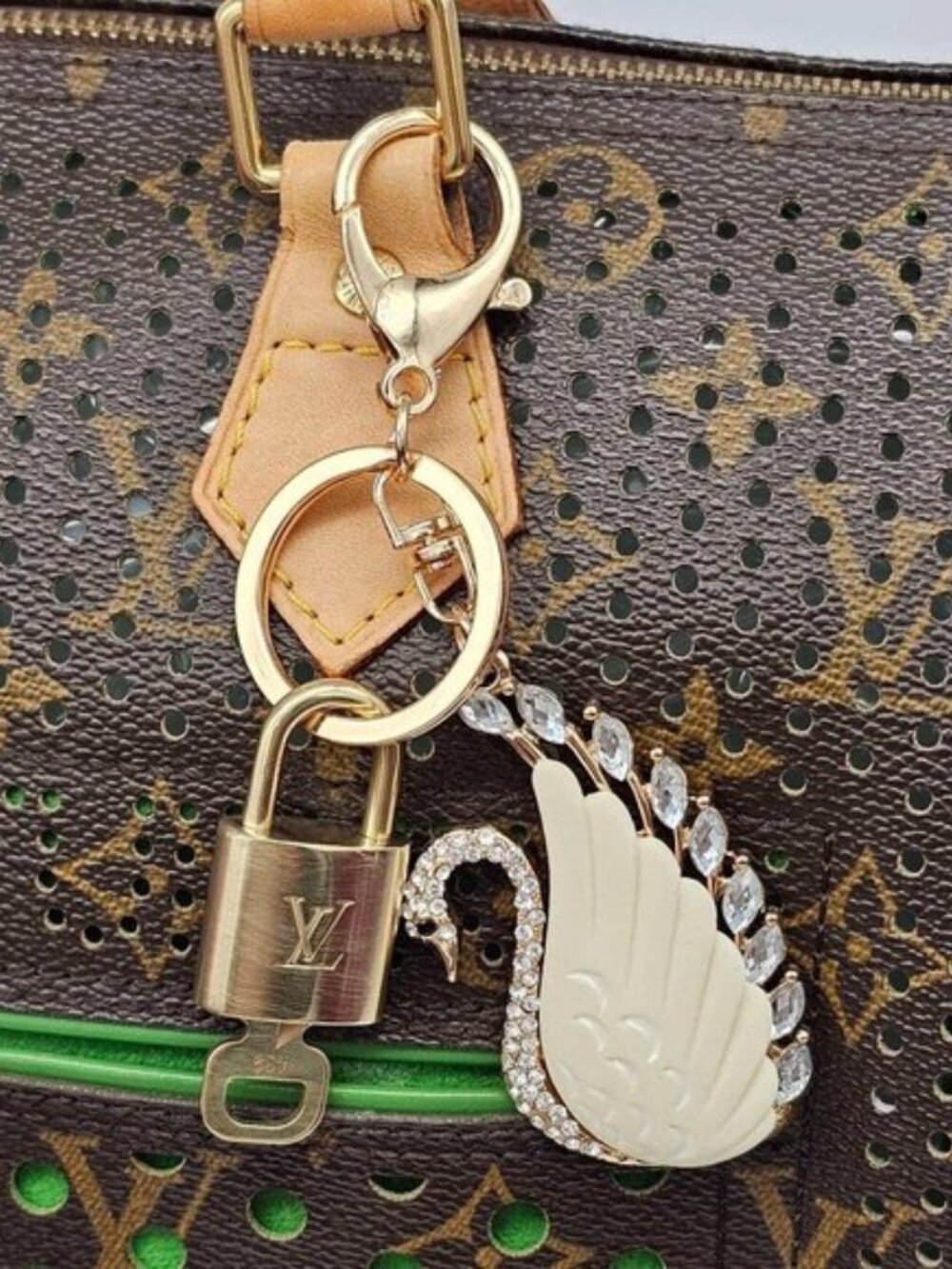 Authentic LV Louis Vuitton Gold Lock & Key 🔑Unbranded Swan Keychain Charm - Picture 4 of 10
